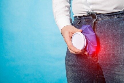 Arzt konsultiert Patient wegen Prostatitis