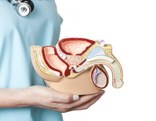 Arzt konsultiert einen älteren Patienten wegen Prostatitis