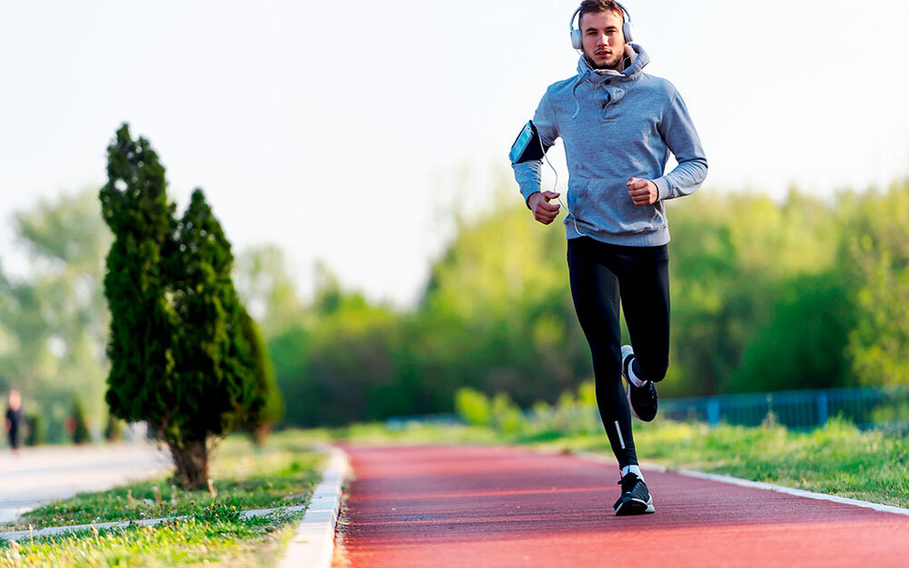 Mann beim Sport zur Vorbeugung von Prostatitis