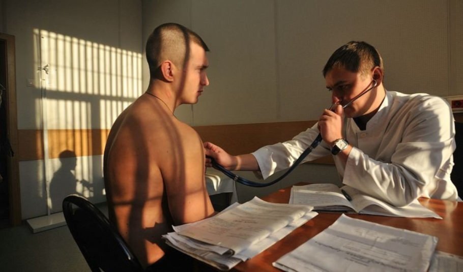 Arzt konsultiert Patienten mit Prostatitis