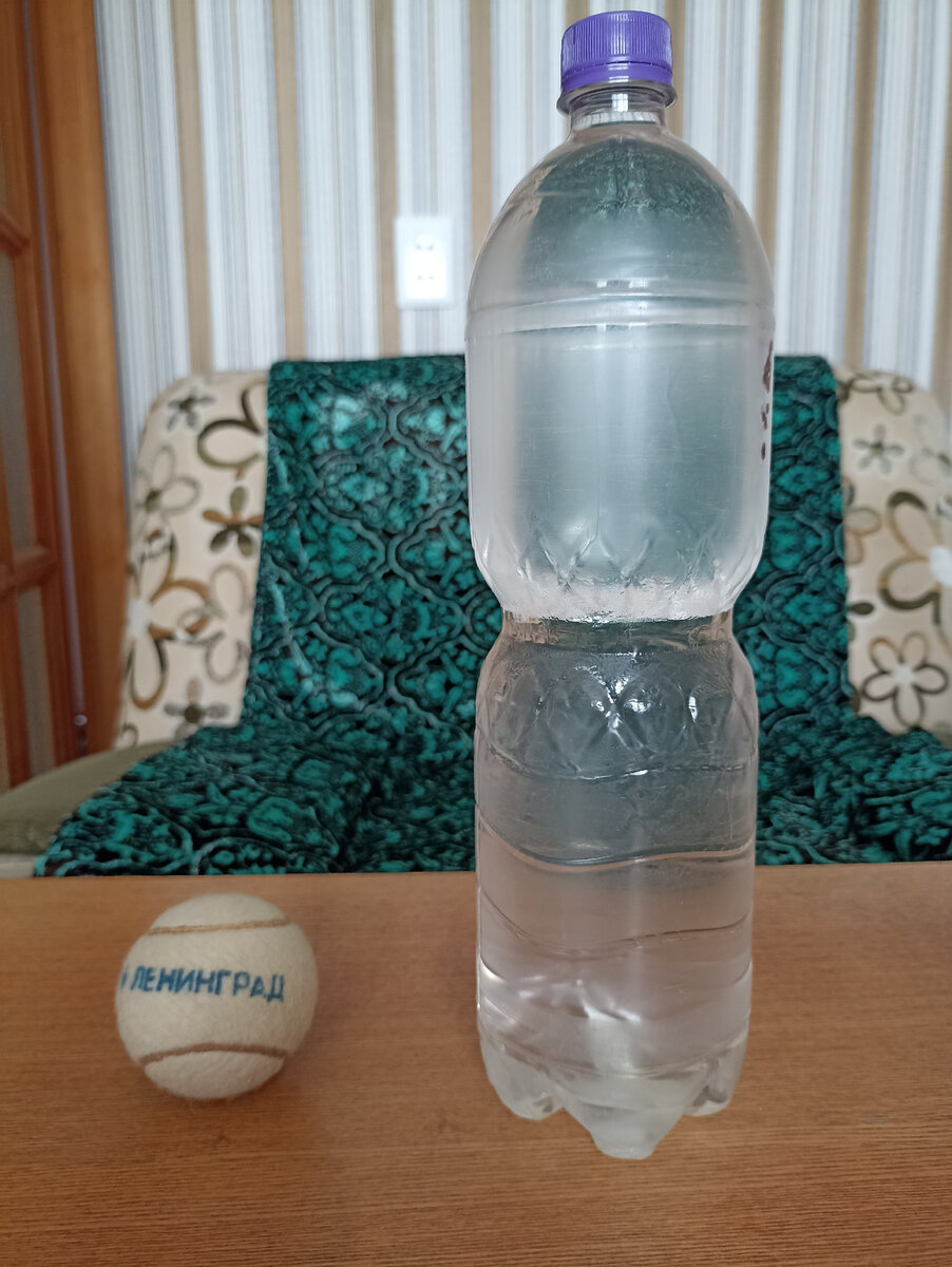 Tennisball und Wasserflasche - das ideale Hilfsmittel für Männer