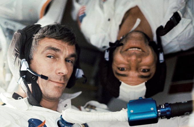 Apollo 17 Crew an Bord: Eugene Cernan (links) und Ronald Evans (kopfüber)